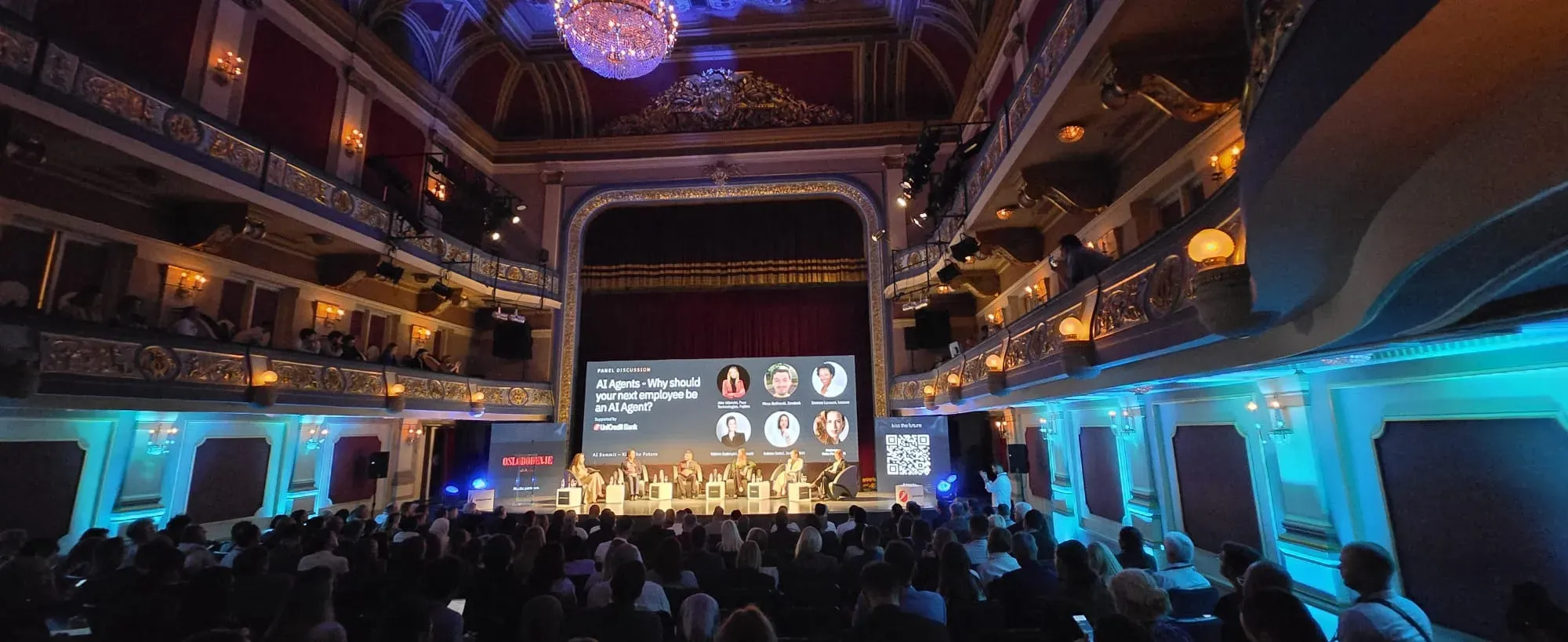 Panel im voll besetzten Opernsaal beim AI Summit Sarajevo 2025